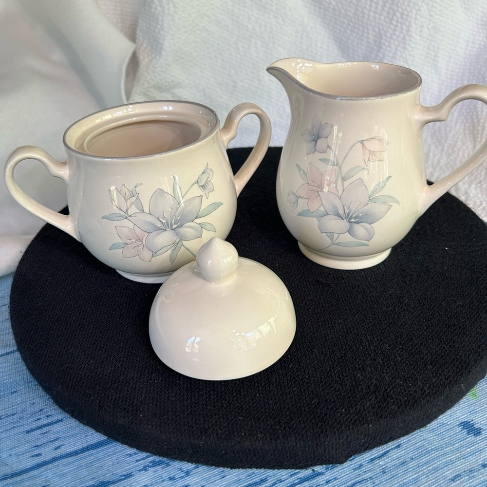 NORITAKE KELTCRAFT IRELAND KERRY SPRING CREAMER AND SUGAR BOWL with Lid.